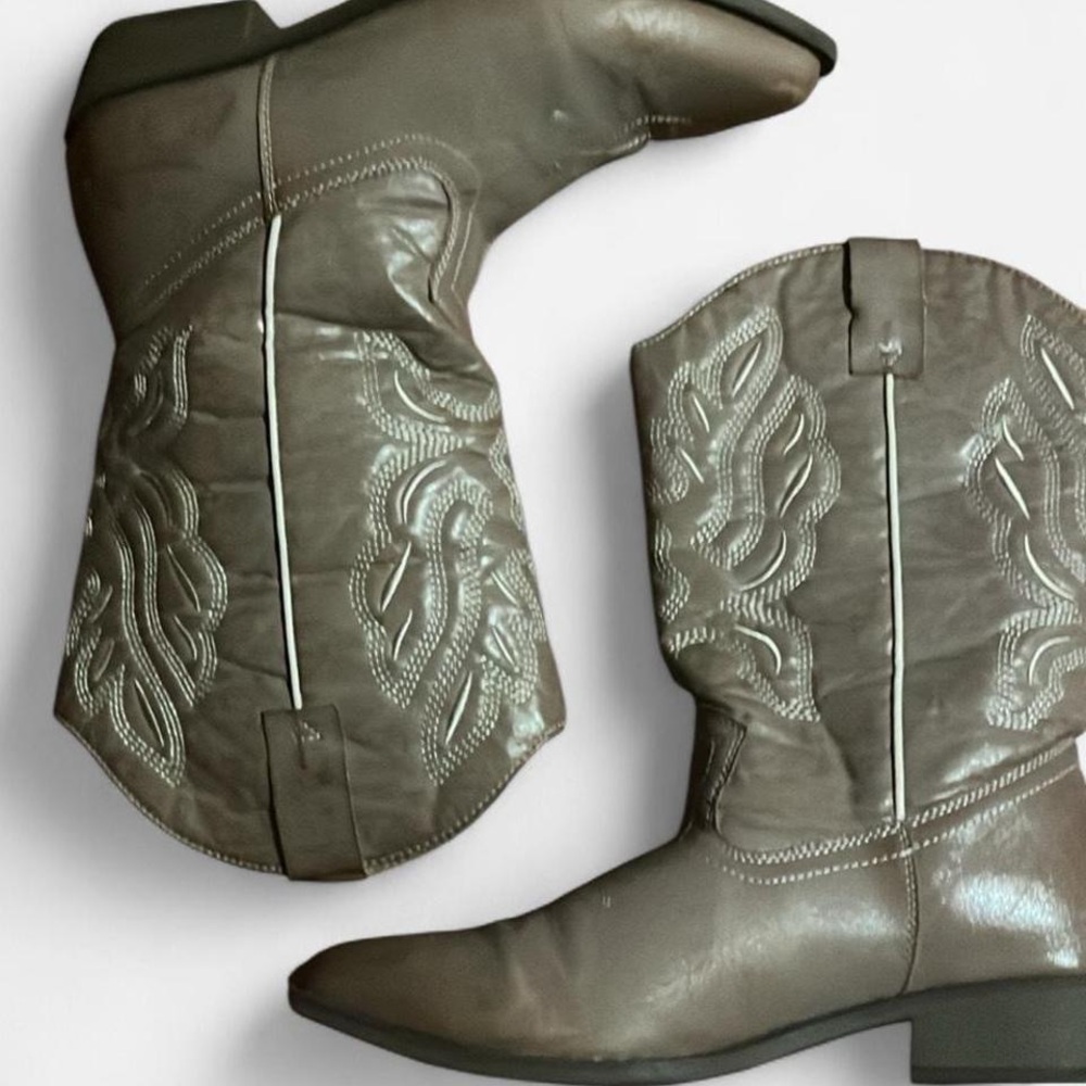 🤠 Light brown pleather cowboy boots